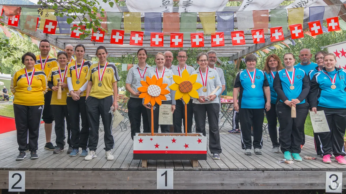 Drei Frauenteams posieren auf dem Siegerpodest für das Medaillenfoto.